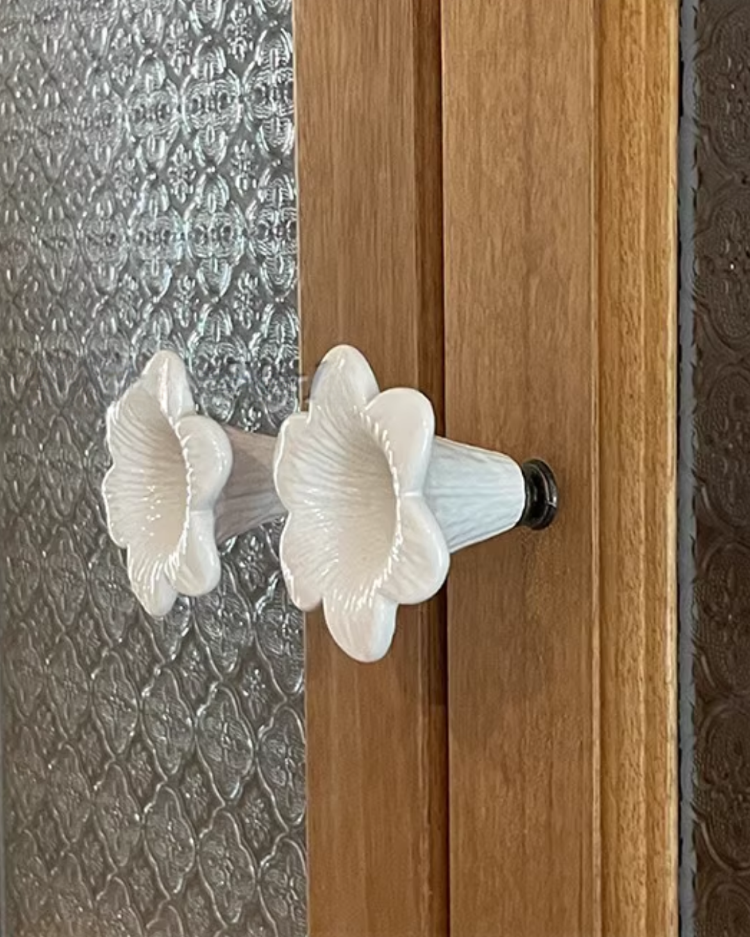 ceramic lily door/cabinet knob